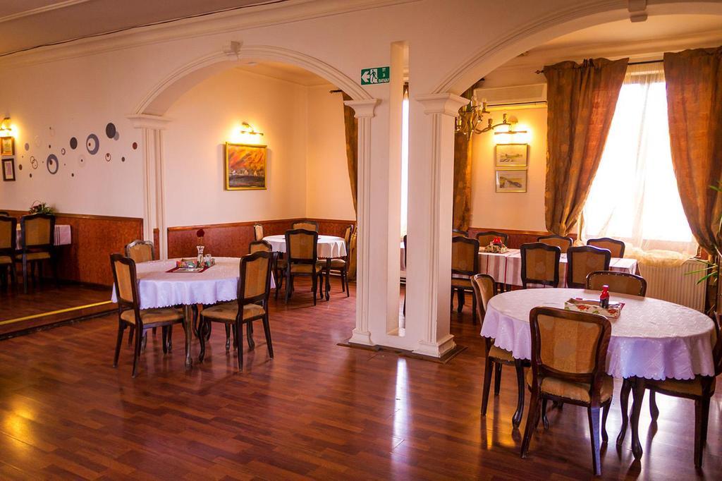 Ugostiteljski Objekat Karibo Hotel ซอมโบร์ ภายนอก รูปภาพ