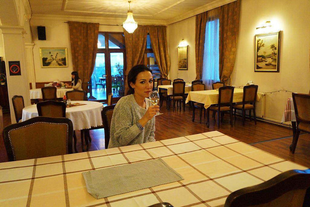 Ugostiteljski Objekat Karibo Hotel ซอมโบร์ ภายนอก รูปภาพ