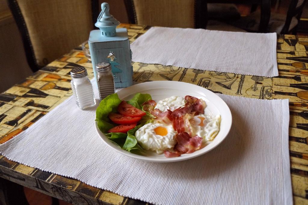 Ugostiteljski Objekat Karibo Hotel ซอมโบร์ ภายนอก รูปภาพ